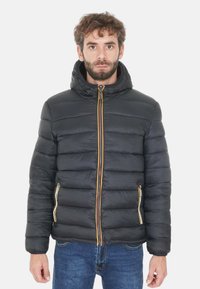 Giacca a vento nera con cuciture orizzontali e cappuccio. Presenta una cerniera a due vie con una striscia multicolore e tasche laterali con zip.