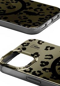 Telefondeksel med glanset overflate, med svart leopardmønster på olivengrønn bakgrunn, lukkede kanter og utskjæringer for kamera og porter.