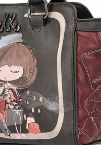 Borsa in pelle con tonalità grigie e bordeaux, caratterizzata da un design a cartone animato di una donna, cuciture intricate e dettagli hardware decorativi.