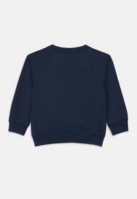 Μακρυμάνικο φούτερ σε ναυτικό μπλε χρώμα με ριμπ μανσέτες και στρίφωμα, εμφανίζεται από πίσω σε λευκό φόντο.