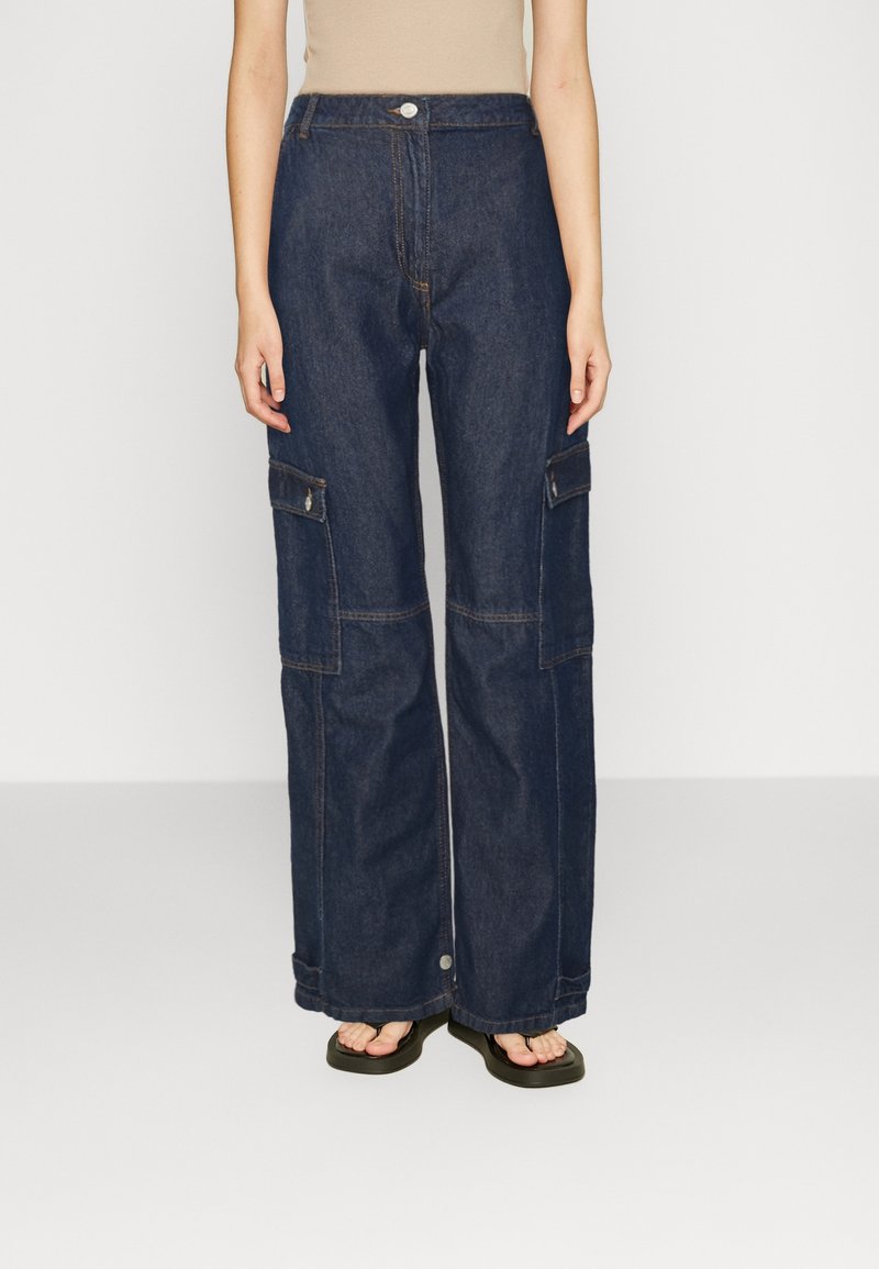 Mörkblå denim cargo-byxor med vida ben, som har två sidofickor och knäppning, kompletterade av kontrasterande sömnadsdetaljer.