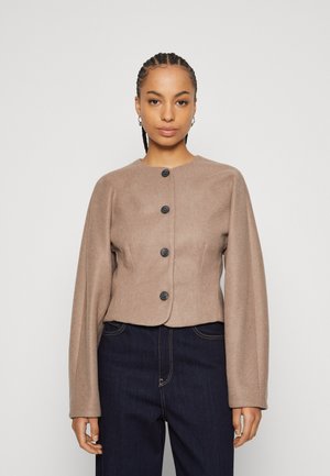 Veste courte marron avec un col rond, cinq boutons noirs et des manches longues. Fabriquée en matériau doux avec une texture lisse.