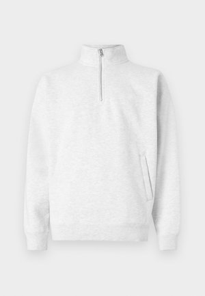 Svetlo siva puloverica s četrt zadrgo, izdelana iz mehkega materiala. Ima visok ovratnik, dolge rokave in sprednji žep s subtilnim blagovno znamko.