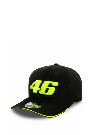 Casquette noire avec le numéro brodé "46" en néon jaune, visière courbée, et bordure contrastante en néon le long de la visière. La texture du tissu semble douce.