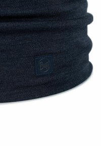 Donkerblauwe nekwarmer gemaakt van rekbare stof, met een geribbelde textuur en een vierkante marineblauwe label met het Buff-logo.