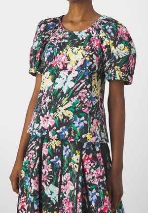 Top à manches courtes à motif floral sur fond noir, présentant des fleurs vibrantes roses, bleues et jaunes, avec des manches bouffantes froncées pour une texture supplémentaire.