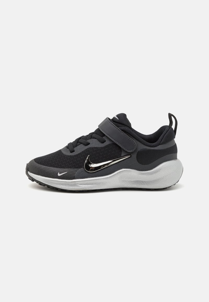 Chaussure de sport noire avec tige en maille, accents en synthétique, col rembourré et sangle ajustable. Détail de marque argenté sur le côté.
