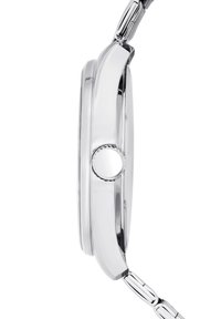 Sudraba metāla rokas pulkstenis ar pulētu, gludu korpusu, apaļu formu un teksturētu kroni. Siksniņa sastāv no savienotu metāla segmentu.