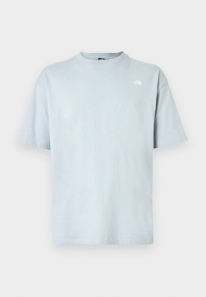 Ανοιχτό μπλε κοντομάνικο T-shirt κατασκευασμένο από βαμβάκι. Στρογγυλή λαιμόκοψη, άνετη εφαρμογή, διαθέτει μικρό λευκό λογότυπο στο αριστερό στήθος. Ομαλή υφή.