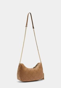 Borsa a mano in pelle color tan con motivo a diamante impresso, forma curva, combinazione di catena e tracolla, e chiusura con zip.