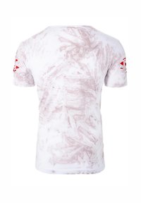 T-shirt a maniche corte di colore bianco con un motivo rosa. Presenta un collo rotondo e un logo rosso sulla manica sinistra. Tessuto morbido e leggero.