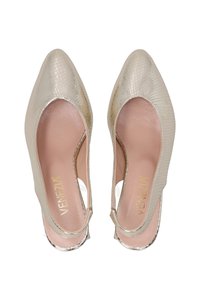 Champagnerfarbene Slingback-Absätze mit spitzer Zehe, strukturiertem Schlangenleder-ähnlichem Finish und glattem, pinkem Innenfutter.