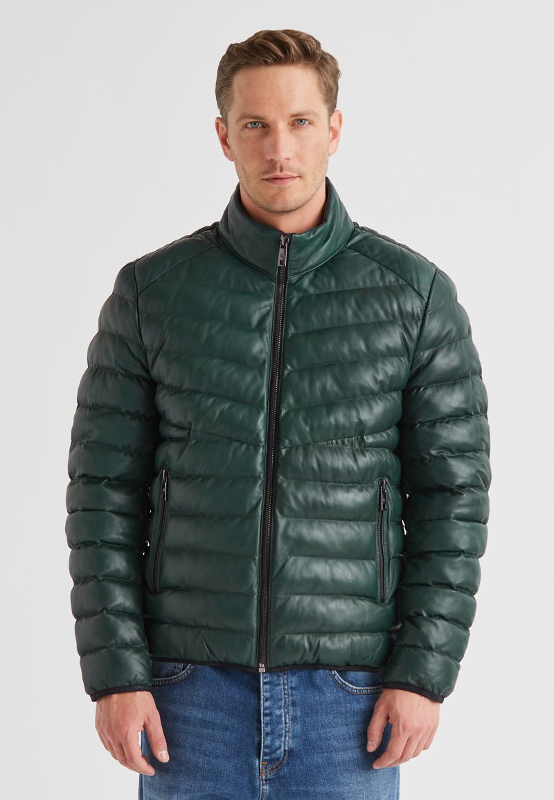 Grüne Leder-Pufferjacke mit hohem Kragen, horizontalem Steppmuster, Vorderreißverschluss und zwei seitlichen Reißverschlusstaschen.