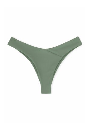 Groene naadloze high-cut bikini onderkant plat gelegd op een witte achtergrond, met een eenvoudig, glad ontwerp van stof.