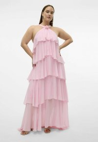 Pinker, lager maxi-klänning med genomskinligt tyg och volanger, halterneck-design och en blommig knutdetalj vid halsringningen.