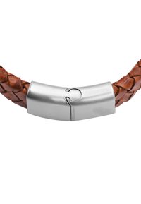 Bracciale in pelle intrecciata marrone con un gancio metallico in tono argento lucido, dotato di una incisione curva per una chiusura sicura.