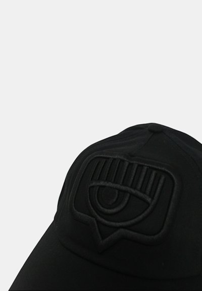 Cappellino da baseball nero con un fronte testurizzato che presenta un design di occhio in rilievo dello stesso colore. Realizzato in tessuto, con una visiera curvata.