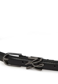 Zwarte leren riem met een gladde textuur, voorzien van een glanzende zilveren metalen gesp in een decoratief ontwerp en meerdere verstellingsgaten.