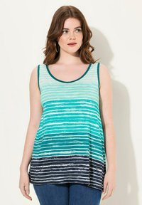 Canotte senza maniche in turchese con strisce orizzontali bianche e blu navy. Presenta un scollo a barca e una vestibilità rilassata. Tessuto morbido.