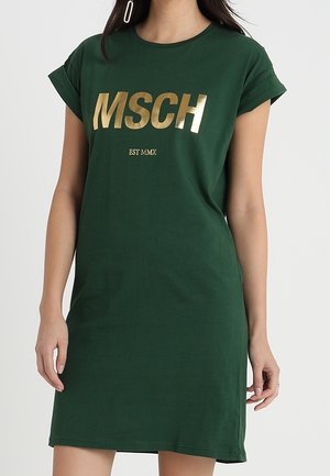 Groene katoenen jurk met korte opgerolde mouwen, met een gedurfde gouden opdruk "MSCH" en "EST MMX" op de voorkant. Eenvoudige, ontspannen pasvorm.