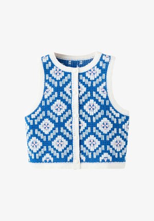 Gilet sans manches tricoté bleu avec des motifs floraux géométriques blancs et roses et une fermeture à boutons blancs à l'avant.