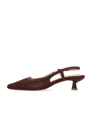 Zapato slingback de ante burdeos con diseño perforado, puntera en punta y un tacón corto y grueso. Cuenta con una correa ajustable en el tobillo.