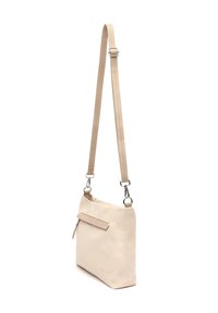 Borsa a tracolla in pelle beige con tracolla regolabile, tasca frontale e dettagli in metallo argentato, caratterizzata da una texture liscia e un design minimalista.