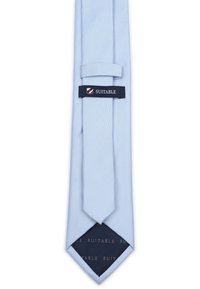 Lichtblauwe stropdas van een gestructureerde stof, met een spitse punt en een marineblauwe achterkant met een herhalend "SUITABLE"-logo.