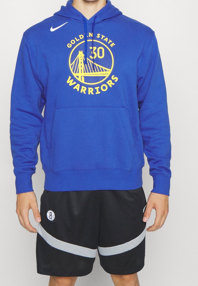 Felpa blu con logo giallo dei "Golden State Warriors" e numero 30 sulla parte frontale; presenta una tasca a marsupio e un cappuccio con cordino.