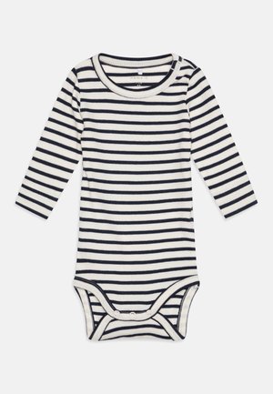 Bodi s dugim rukavima s mornarsko plavim i krem trakama, rebrastom teksturom, okruglim izrezom i korištenjem dodataka za zatvaranje na dnu.