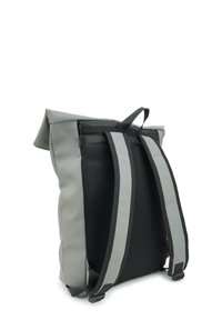 Grijze waterdichte rugzak met een oprolbare bovenkant, een mesh achterkant en dubbele gevoerde schouderbanden. Voorzien van een ritssluiting en versterkte naden.