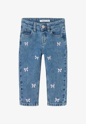 Šviesiai mėlynos džinsinės kelnės su rožinėmis siuvinėtomis juostelėmis, išsibarstytomis visame lange. Klasikinio penkių kišenių dizainas su standartiniu juosmeniu.