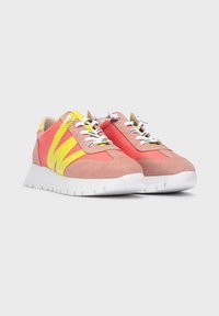 Zapatillas con cuero rosa y naranja con acentos amarillos. Acabado de ante, suela de goma blanca y cordones planos.