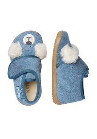 Modré pantofle pro batolata s výšivkou medvědí tváře, bílými chlupatými ušima, nastavitelným suchým zipem a gumovými podrážkami, zobrazené z horního a bočního úhlu.