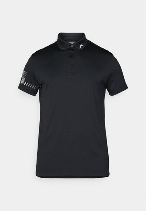 Czarna koszulka polo z kołnierzykiem, trzema guzikami i teksturowanym wzorem na lewym rękawie. Wykonana z gładkiego materiału, krótki rękaw.