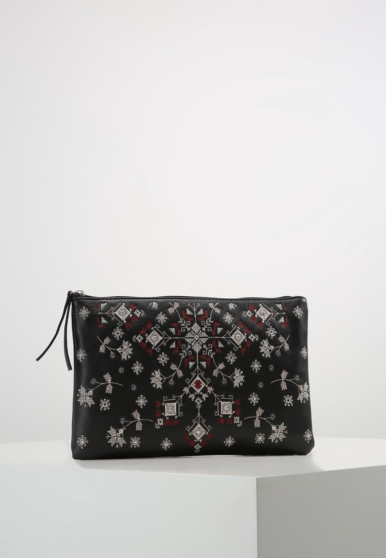 Bolso de mano de cuero negro con intrincados bordados en plata y rojo, patrones geométricos y un cierre de cremallera con detalle de borla.