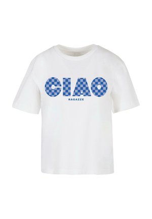 Bijela pamučna majica s plavim karo natpisom "CIAO RAGAZZE" u podebljanom, zaobljenom fontu preko prednje strane. Kratki rukavi, dizajn s okruglim izrezom.