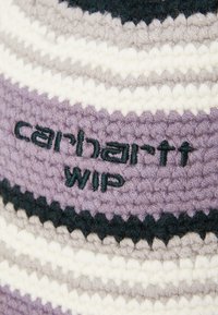 Črtasta kvačkana kapa v vijolični, sivi in črni barvi. Ima izvezen "carhartt WIP" logo v temni niti. Mehka struktura z večplastnim dizajnom.