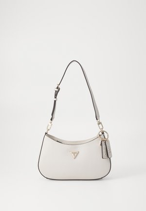 Hvid tekstureret skuldertaske med sort kant, justerbar rem, trekantet Guess-logo og to hængende mærkater på højre side.