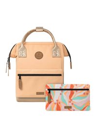 Pfirsichfarbener Rucksack mit goldenen Akzenten, strukturiertem Design und schwarzem Reißverschluss. Enthält eine gemusterte Reißverschlusstasche mit orangefarbenen und türkisfarbenen Wirbeln.