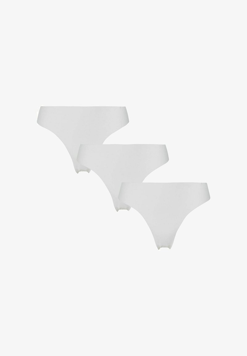 Trois sous-vêtements féminins style bikini unis blancs disposés en diagonale sur un fond blanc.