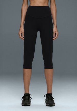 OYSHO, COMFORTLUX - RISE CAPRI  - Pantalon 3/4 de sport - black