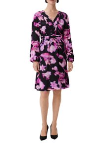 Schwarzes Kleid mit rosa Blumendruck, langen Ärmeln, V-Ausschnitt und elastischem Taillenbund. Hergestellt aus leichtem Stoff mit fließender Silhouette.