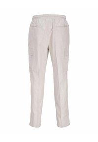 Pantaloni casual beige chiaro con vita elastica, tasche posteriori e tasche cargo ai lati, mostrati da dietro.