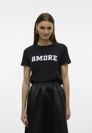 T-shirt noir en coton à manches courtes et col rond, avec le texte blanc "AMORE" centré sur le devant, associé à une jupe satin noir.