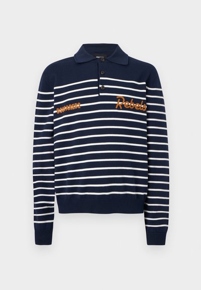 Polo à manches longues rayé bleu marine et blanc avec trois boutons et texte brodé orange "DSQUARED2" et "Rebels" sur la poitrine.