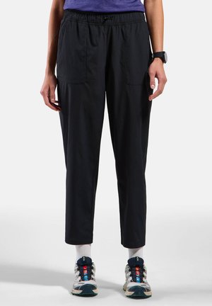 Černé sportovní kalhoty s elastickým pasem, dvěma předními kapsami a zúženými nohavicemi, vyrobené z lehkého a prodyšného materiálu.