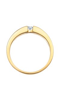 Guldring med et slankt, minimalistisk design, der har en klar ædelsten i midten, som viser poleret metal og en glat tekstur.