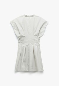 Hellgraues Kleid mit kurzen, weiten Ärmeln, einem taillierten Bund und Falten im Rock. Aus glattem Stoff mit minimalistischer Gestaltung.