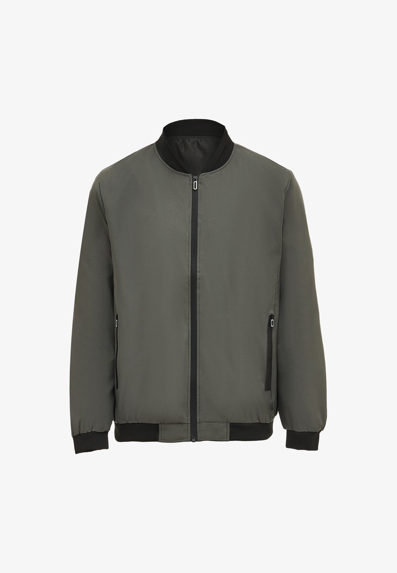 Bomberjacke aus dunkelgrünem Stoff. Sie verfügt über einen schwarzen Kragen, einen Reißverschluss vorne und zwei seitliche Taschen mit Reißverschlüssen. Elastische Bündchen und Saum.